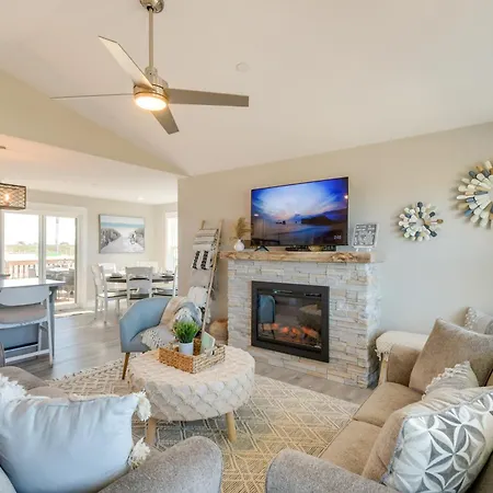 Pet-Friendly Retreat With Fenced Yard, Walk To Beach